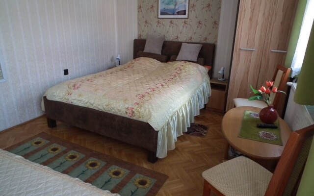 Sunbeam 3-bed Apartment in Eger