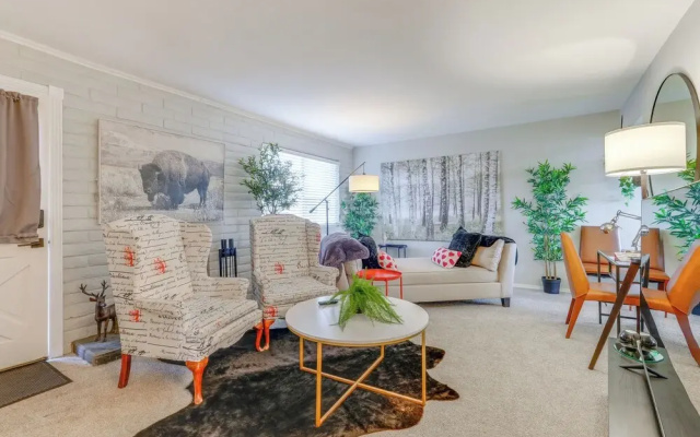 Walk to Conveniences: Tempe Condo w/ Pool!