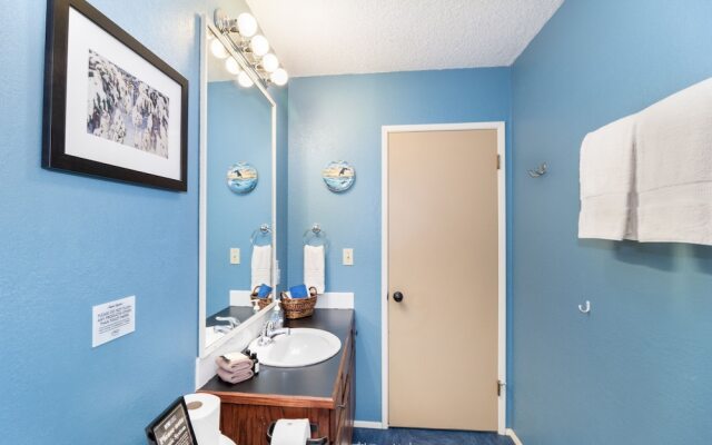 Maple Leaf Lodge 3 Bedroom Home by NW Comfy Cabins by RedAwning