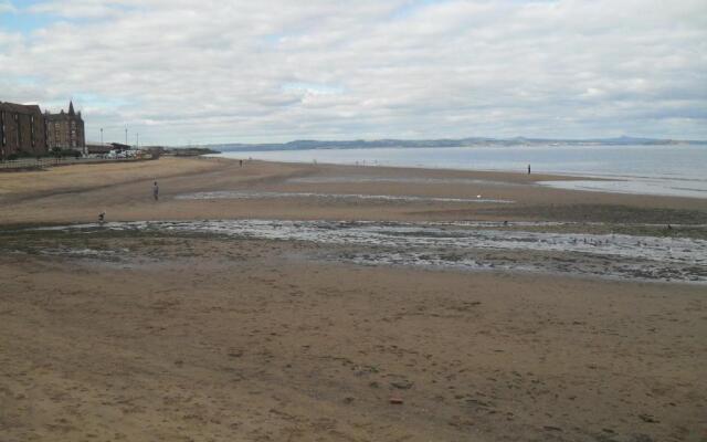 Edinburgh Beach View Apartment