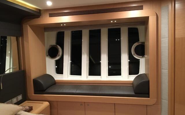 Ferretti 800 sea view hotel