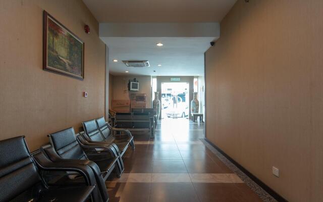 SUPER OYO 89408 Royal Hotel