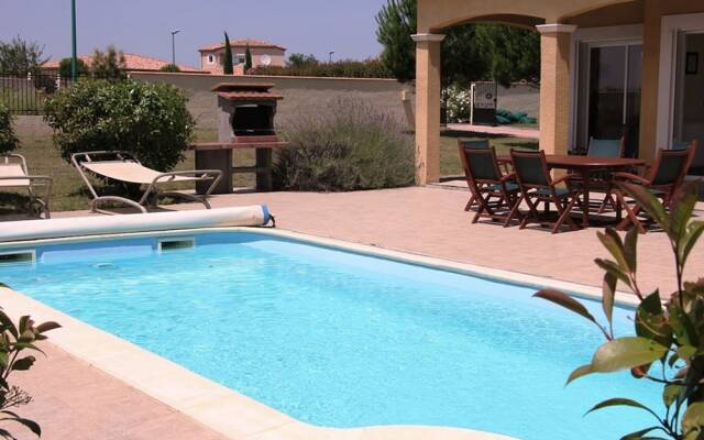Spacious Villa Near Villemoustaussou With Pool