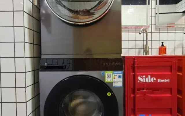 Side Rainbow Hostel