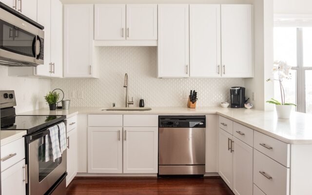 1 BR Uptown Apt close to shopping by Frontdesk