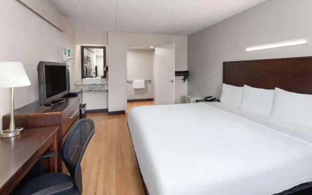 Travelodge by Wyndham Peoria