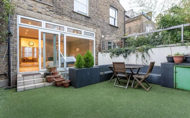 Beautiful 4 Bedroom London Riverside House