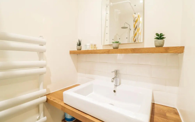 Right by Oval Station - 2 bed Flat Free Wifi