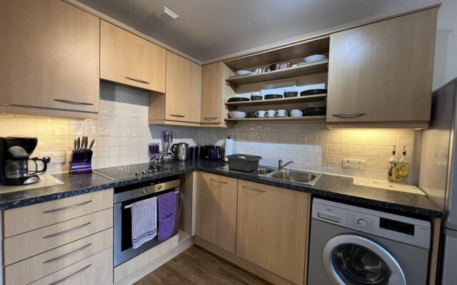 Amazing Marina View Apartment With Balcony Bristol