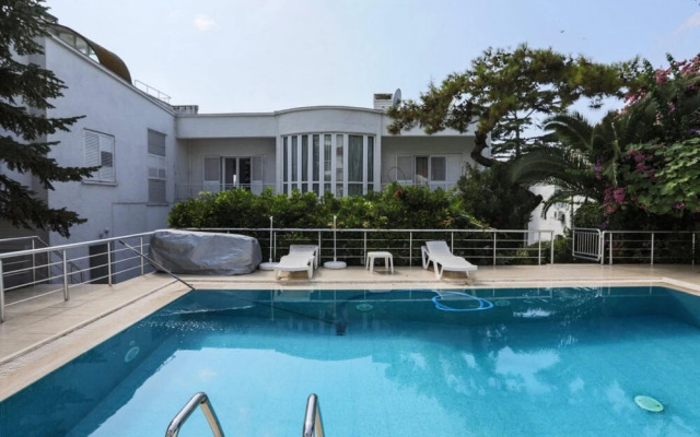 Luxury Mansion in the Heart of Prince Island