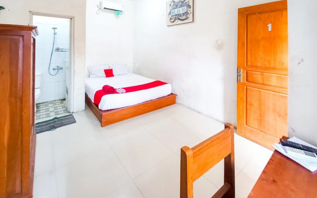 RedDoorz Syariah @ Homestay Bougenville near Taman Alun-Alun Kota Lamongan – Guest Rooms – Lamongan