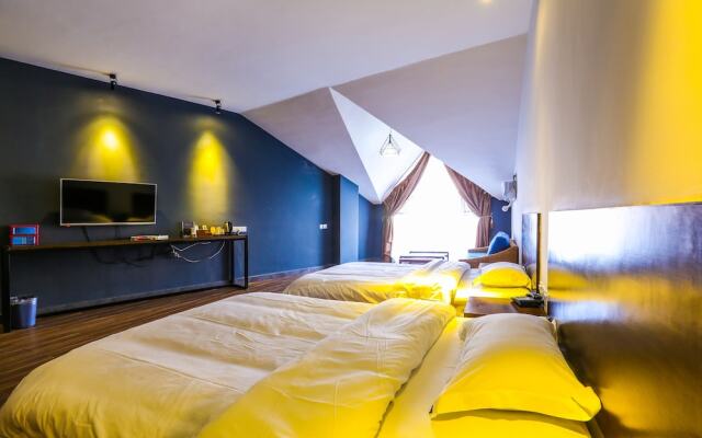 Comma Travel International Youth Hotel
