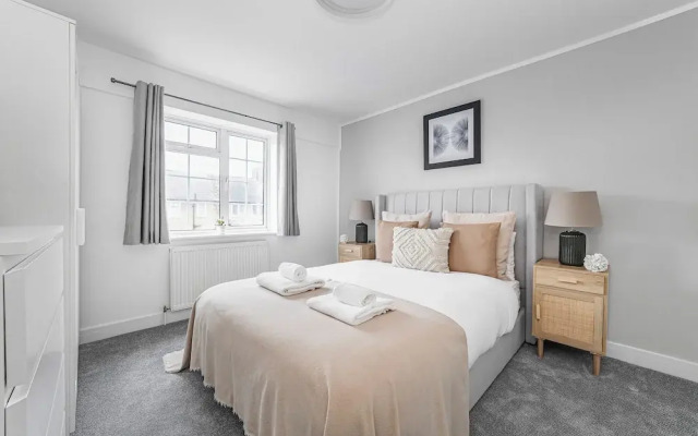 Spacious Room In Morden