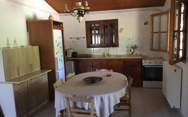 Tota's guest house, 4 min walk to the beach