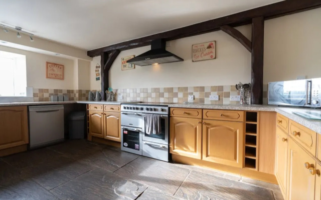 The Holmes Barn - Sleeps 16 - Peak District