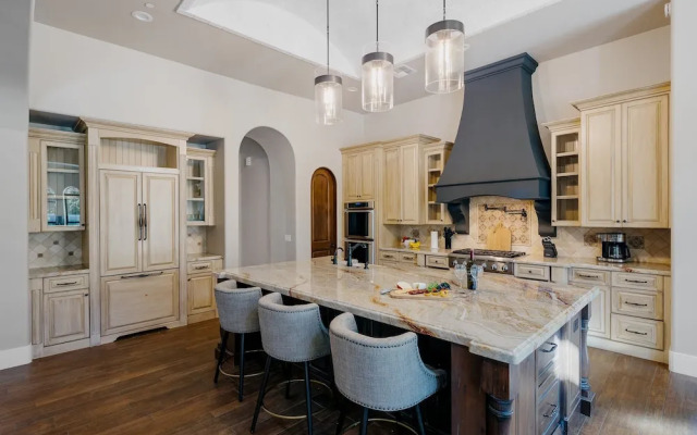 Luxe Poolside Paradise-pool & Spa-vanity Station