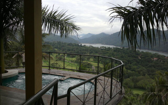 The Albatross, Kandy