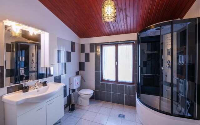 Nice Home in Sisan With Wifi and 7 Bedrooms