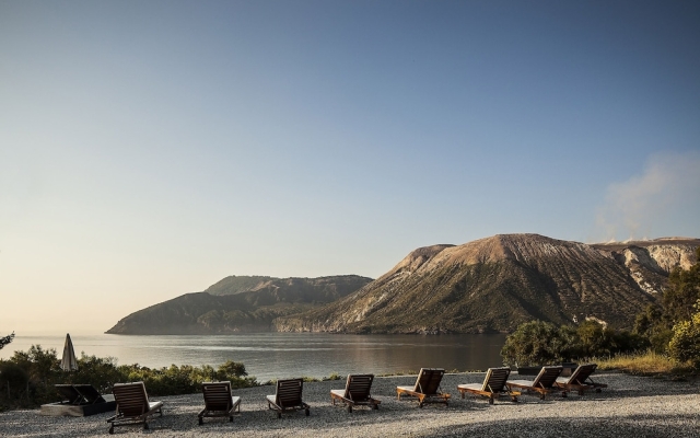 Bilo 9 - Vulcano on sea Shore