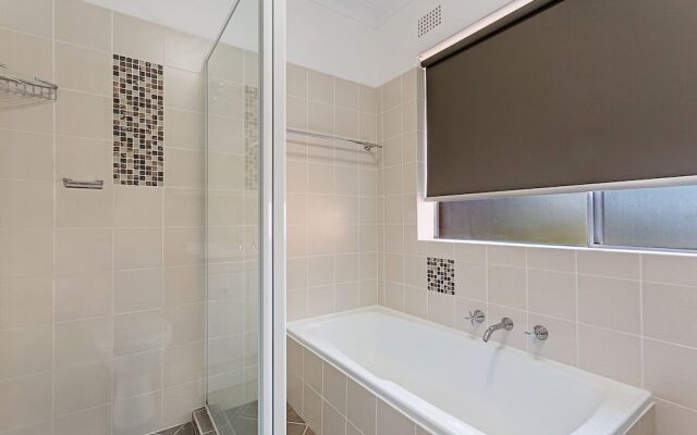 Adriana, 10/83 Ronald Avenue