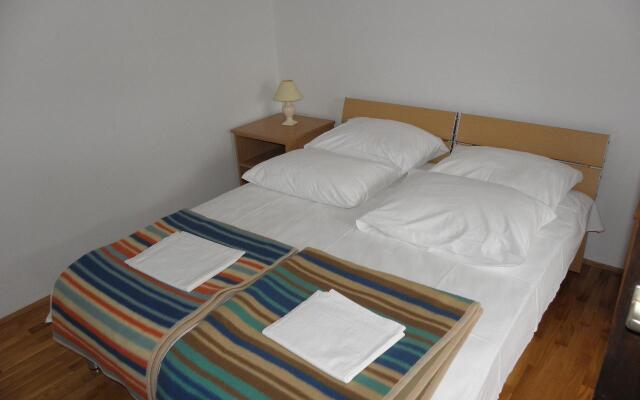 Apartment Mirja - 50 m from beach: A2 Petrcane, Zadar riviera