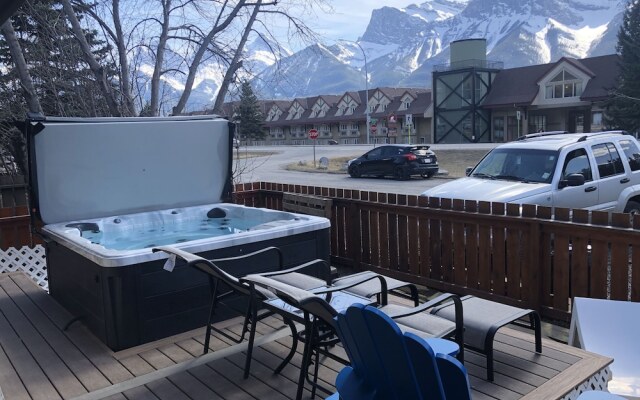 P1 - Private Hot Tub - 3 Bedroom Home - Mountain View