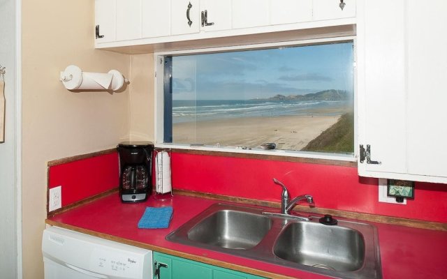 On The Beach 3 Br cottage by RedAwning