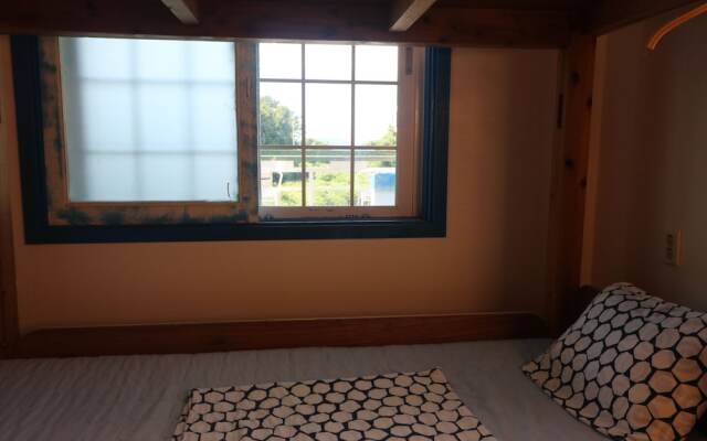 White Whale Guesthouse - Hostel
