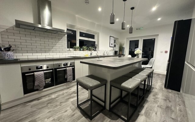 6 Bedroom 5 Shower rm House in Central Nottingham