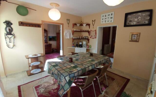 Kalderimi 'Olive Green' Traditional House