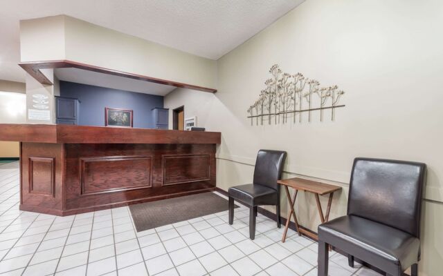 Super 8 by Wyndham Bloomington University Area