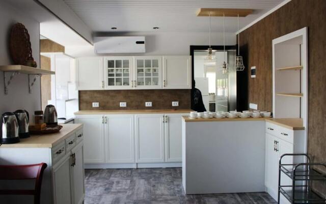 Hotel Tbilisi Central by Mgzavrebi