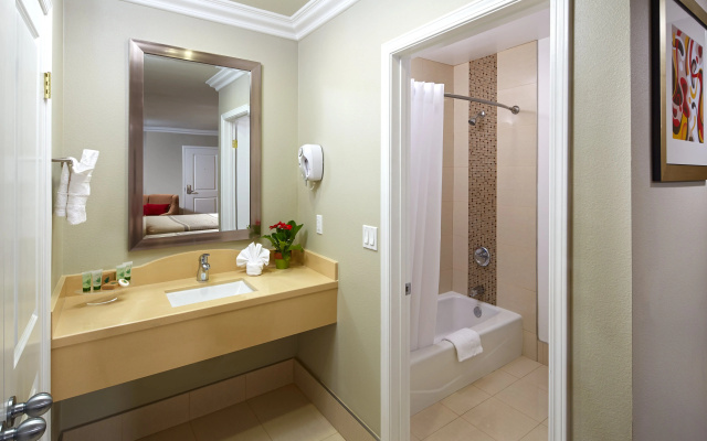 Eden Roc Inn & Suites