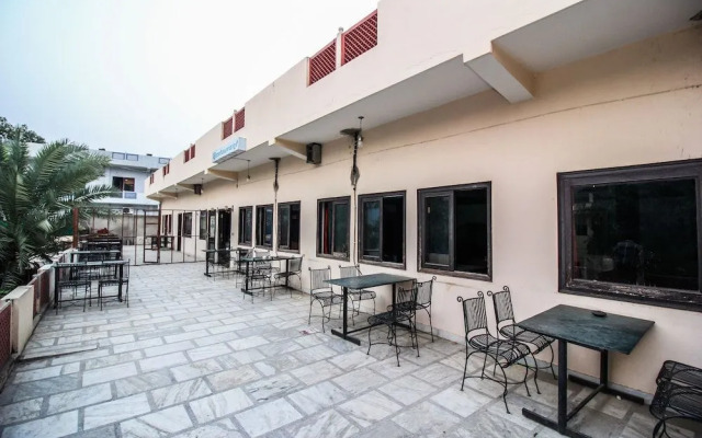 OYO Flagship 22531 C Scheme Ashok Nagar