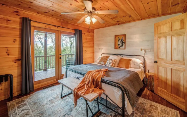 Gorgeous & Secluded 3 BDR Cabin in Mineral Bluff!