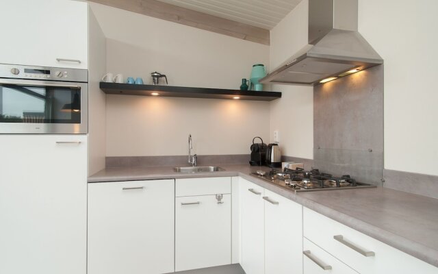 Comfy Lodge with 2 Bathrooms near Beach