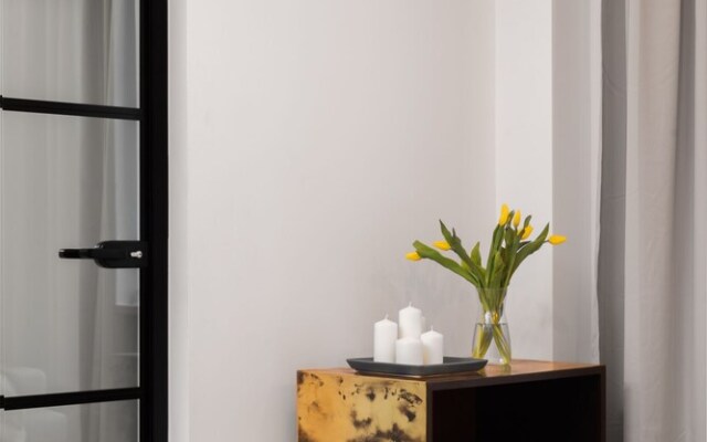 oompH Warsaw Central 2 Bedroom Apartment