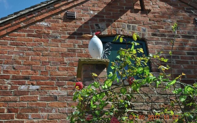 Squirrel Barn. Hi-spec. Hot tub & Wifi. Sleeps 14