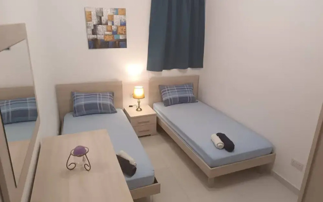 Seaside Stylish and Spacious 2-bedroom Apartment