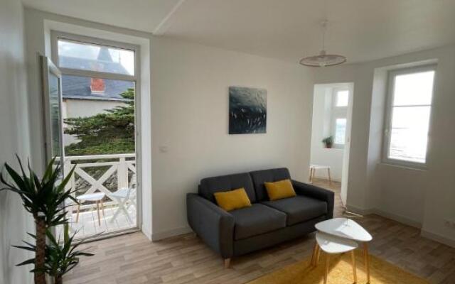 Appartement rénové dans villa d'exception face à la mer