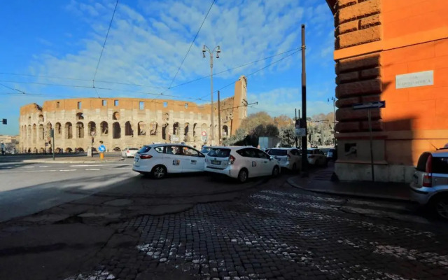 Style Apartment Julia 50 mt from Colosseum