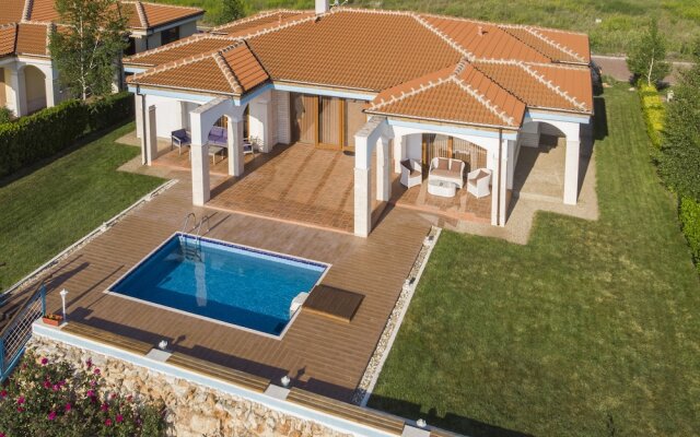 Lighthouse Luxe Estate Apart & Villas