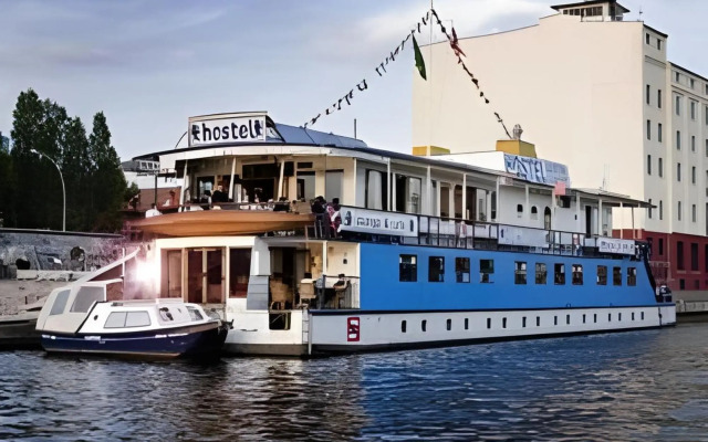 Eastern Comfort - The swimming hostel