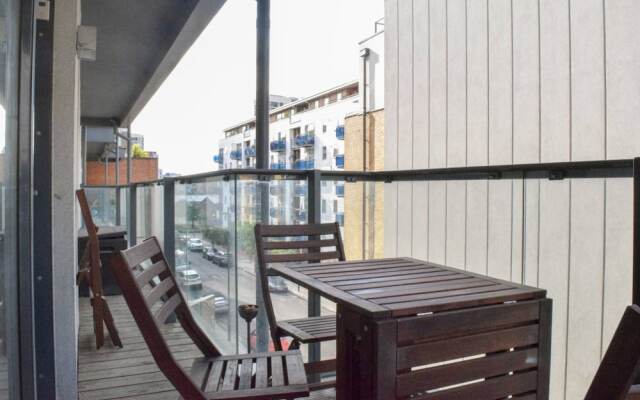 Modern 2 Bedroom Apartment with Balcony On The Canal