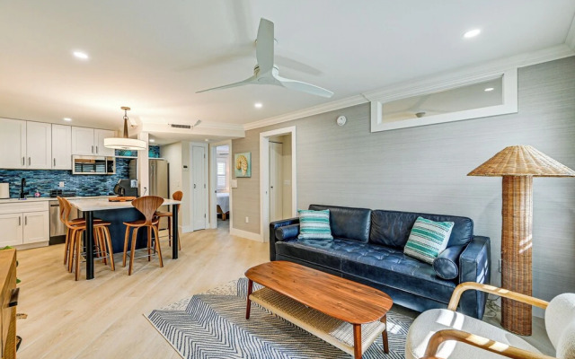 Upscale Naples Condo w/ Pool Access: Walk to Pier!