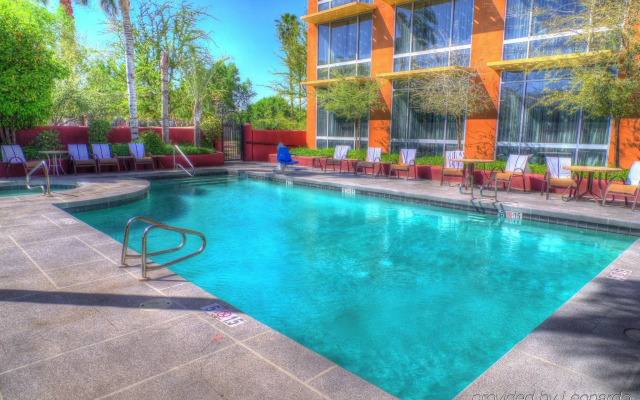 Holiday Inn Express & Suites Phoenix Midtown by IHG