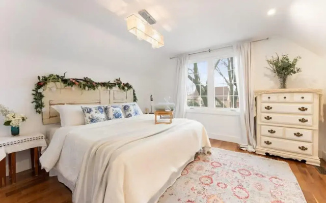 Spacious 2bdrm Home in Burlington