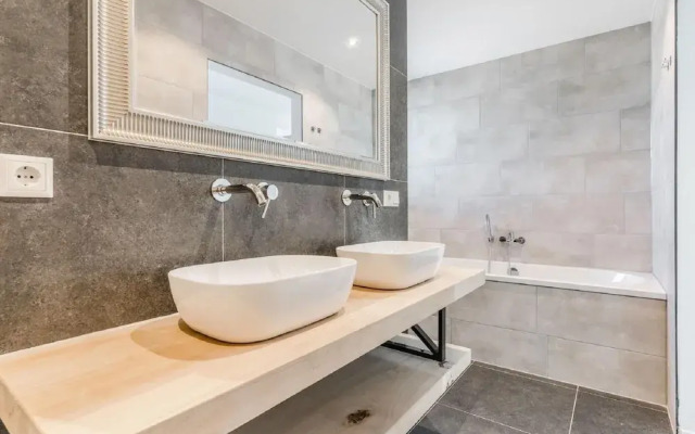 Chic Thatched-roof Stay