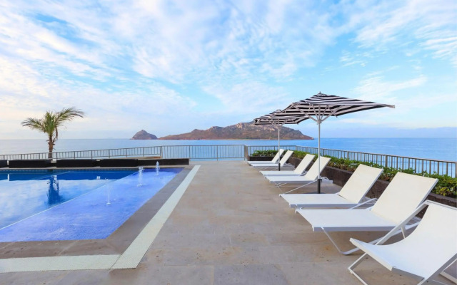 Courtyard By Marriott Mazatlan Beach Resort