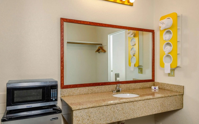 Motel 6 Oakdale, CA
